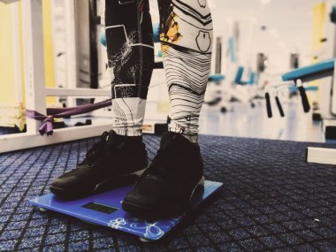 spor salonunda terazi üzerinde ayaklar