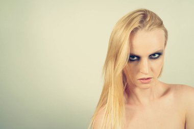 Makyaj yeşil gölgeler ile