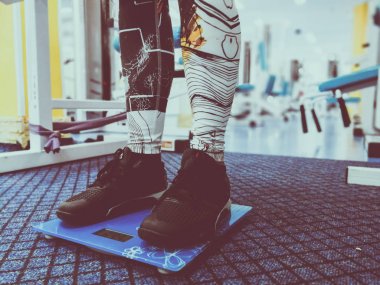 spor salonunda terazi üzerinde ayaklar