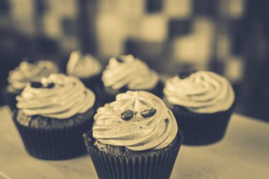 bir tepsi üzerinde pek çok güzel pastalar