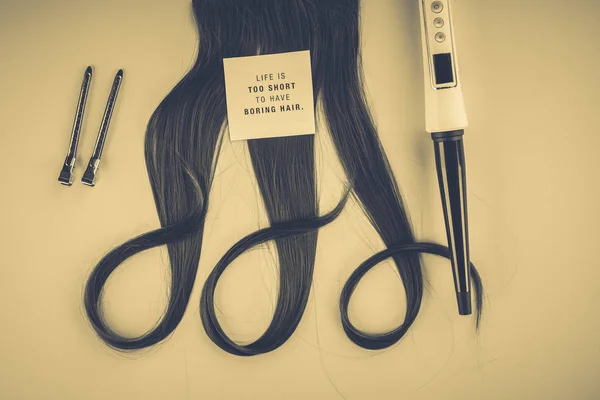 Concepto de peluquería: pelo falso y horquillas —  Fotos de Stock