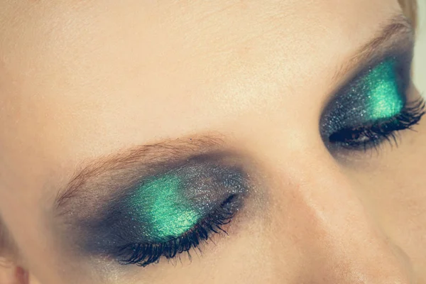 Maquillaje con sombras verdes — Foto de Stock