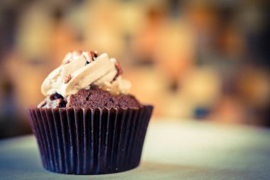 bir tepsi üzerinde pek çok güzel pastalar