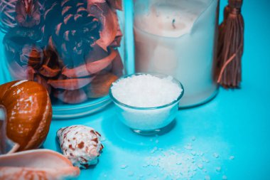Arka plan spa kabukları mum ve tuz konu üzerinde