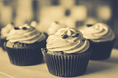 bir tepsi üzerinde pek çok güzel pastalar