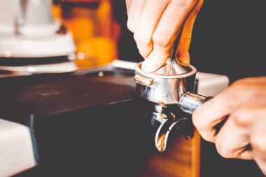 barmen bir kahve makinesi kahve hazırlar