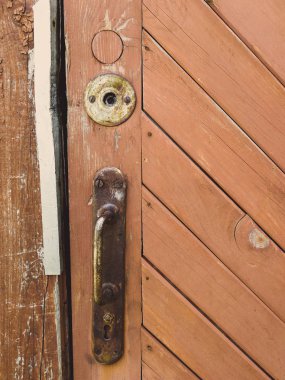 Kapı kolu ve eski kırmızı kapı kilidi