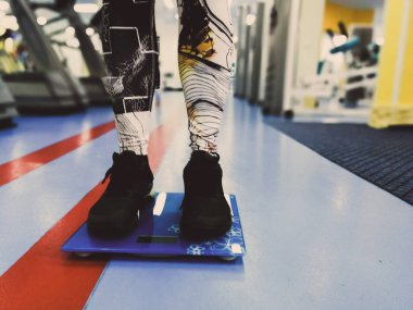 spor salonunda terazi üzerinde ayaklar