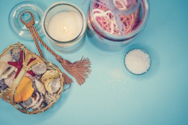 Arka plan spa kabukları mum ve tuz konu üzerinde
