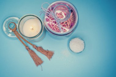 Arka plan spa kabukları mum ve tuz konu üzerinde