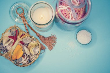 Arka plan spa kabukları mum ve tuz konu üzerinde
