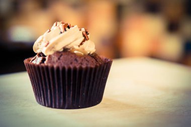 bir tepsi üzerinde pek çok güzel pastalar