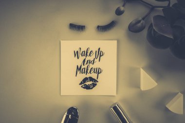 Pembe bir arka plan üzerinde çeşitli makyaj ürünleri