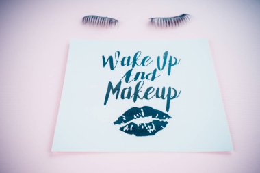 Pembe bir arka plan üzerinde çeşitli makyaj ürünleri