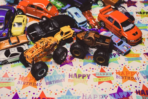 Brinquedo carros presente de aniversário — Fotografia de Stock