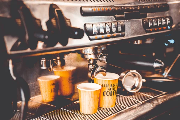 Kaffee wird in einer Kaffeemaschine zubereitet — Stockfoto