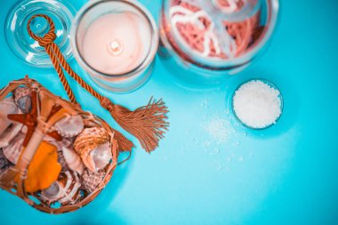 Arka plan spa kabukları mum ve tuz konu üzerinde