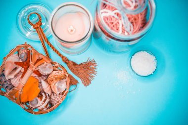 Arka plan spa kabukları mum ve tuz konu üzerinde
