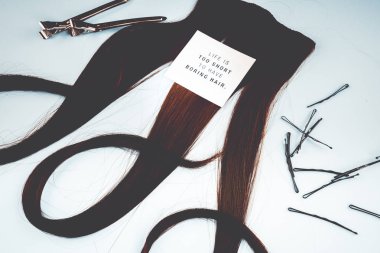 kuaför kavramı: yanlış saç ve saç tokaları