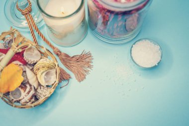Arka plan spa kabukları mum ve tuz konu üzerinde