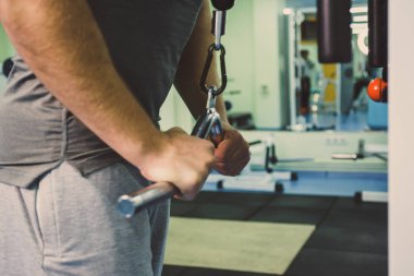 Spor salonunda vücut geliştirmeci