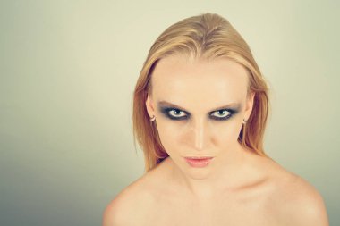 Makyaj yeşil gölgeler ile