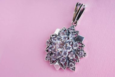 Güzel gümüş kolye yakın çekim