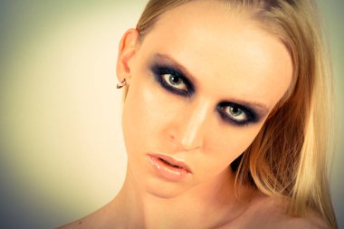 Makyaj yeşil gölgeler ile