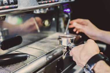 barmen bir kahve makinesi kahve hazırlar