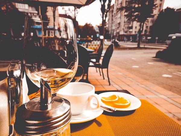 Um copo de vinho na mesa — Fotografia de Stock