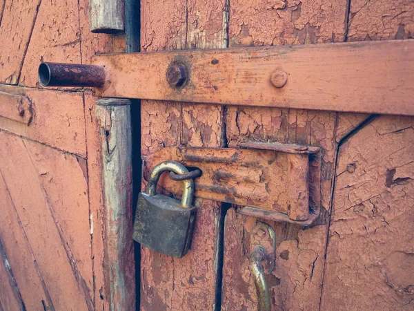 Eski kapıyı kilitle — Stok fotoğraf