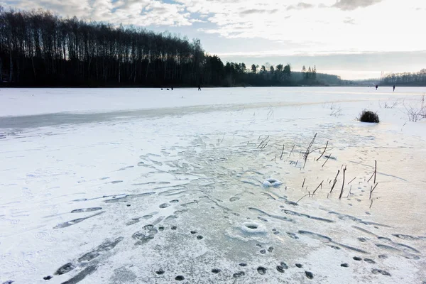 Pesca de hielo en el lago —  Fotos de Stock