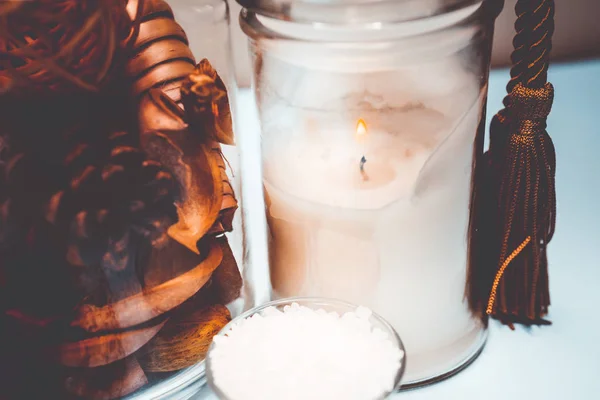 Hintergrund zum Thema Kurmuscheln Kerze und Salz — Stockfoto