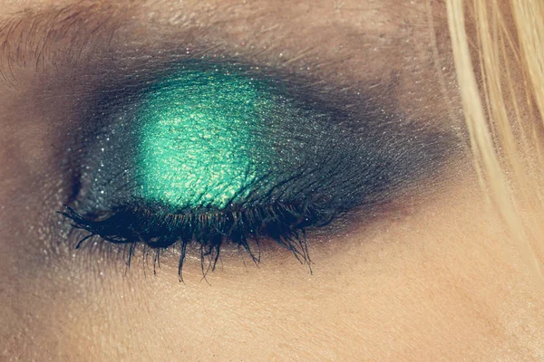 Maquillaje de ojos con sombras verdes — Foto de Stock