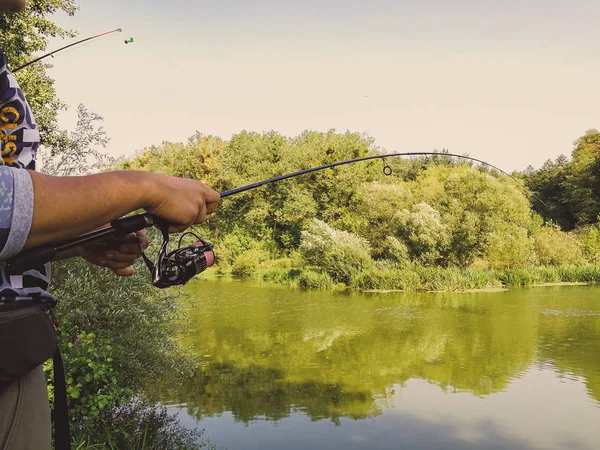 Giovanotto che pesca. bokeh, sfondo sfocato — Foto Stock