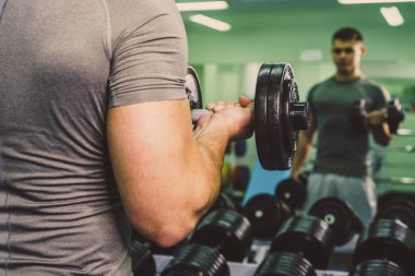 Spor salonunda vücut geliştirmeci