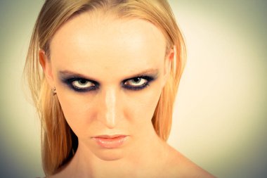 Makyaj yeşil gölgeler ile