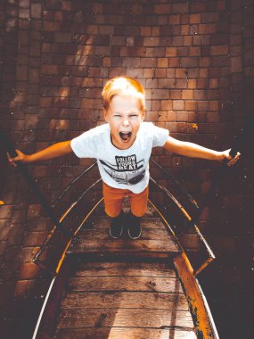 Çocuk bir salıncak teknesinde.