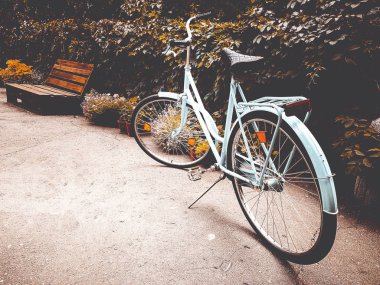 sokakta parlak turkuaz bisiklet