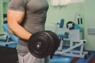 Spor salonunda vücut geliştirmeci