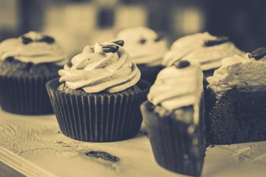 bir tepsi üzerinde pek çok güzel pastalar