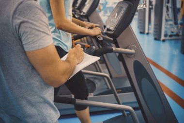 Eğitim koçu ve kızlar