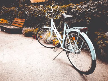 sokakta parlak turkuaz bisiklet