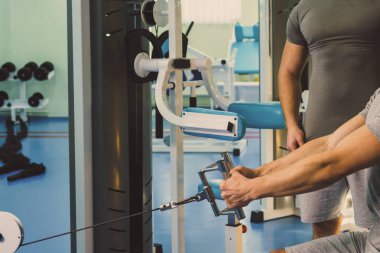 Spor salonunda vücut geliştirmeci