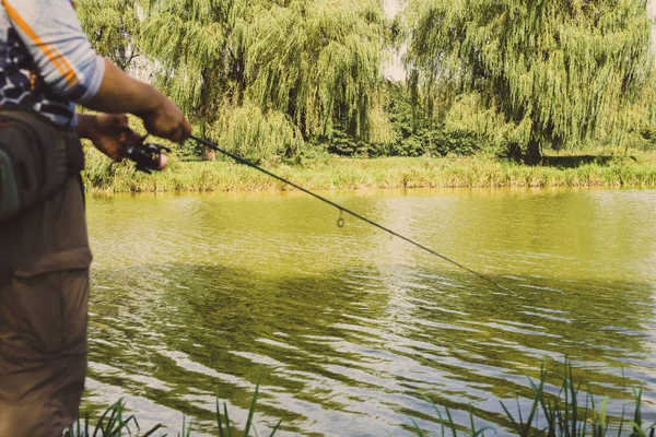 Ο ψαράς είναι η αλιεία στη λίμνη — Φωτογραφία Αρχείου