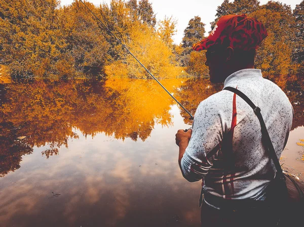 Giovanotto che pesca. bokeh, sfondo sfocato — Foto Stock