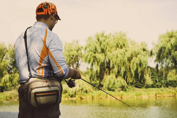 El pescador está pescando en el lago — Foto de Stock