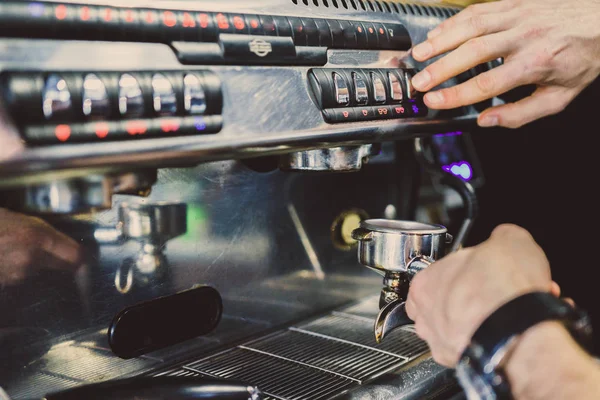 Barmann bereitet Kaffee in Kaffeemaschine zu — Stockfoto