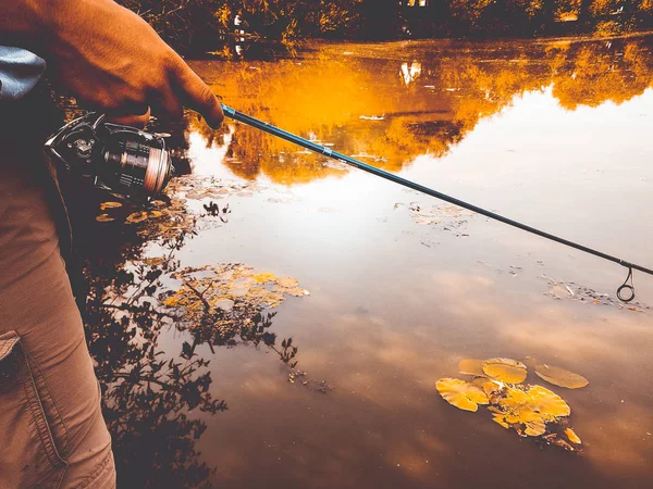 Een vissers hand met een hengel — Stockfoto