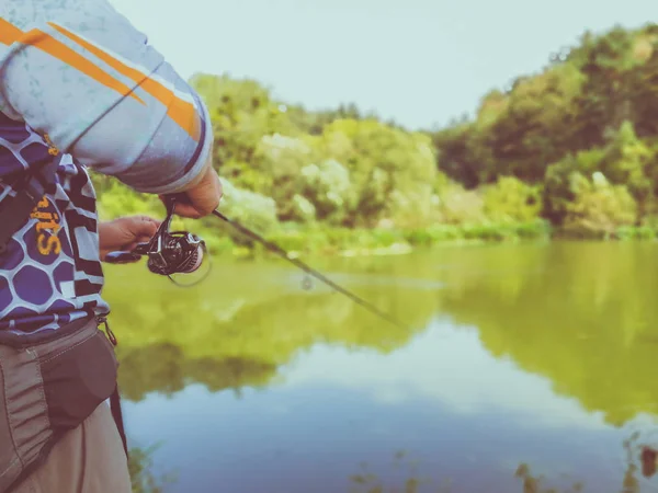 Giovanotto che pesca. bokeh, sfondo sfocato — Foto Stock